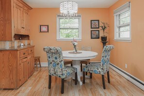 Dining - Solace in the City: Private, 2 Bedroom House in an Unbeatable Location! (Asheville)