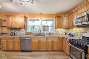 ثلاجة، ميكروويف، فرن، موقد طهي مسطح