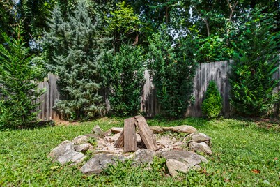 Solace in the City: Private, 2 Bedroom House in an Unbeatable Location!