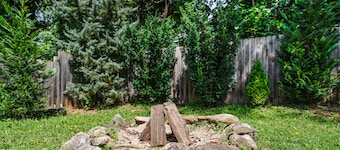 Solace in the City: Private, 2 Bedroom House in an Unbeatable Location!