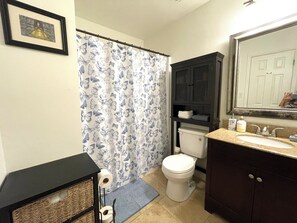 Tina con regadera, secadora de cabello, toallas, jabón 