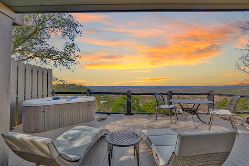 Romantic-amazing Views-Newly Renovated-new Hot Tub-has It All!