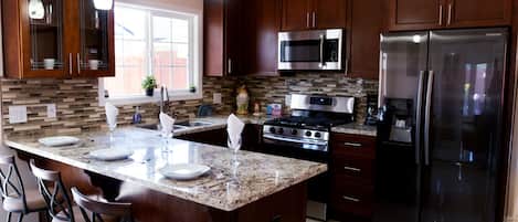 Jääkaappi, mikroaaltouuni, uuni, liesi