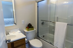 Combinazione doccia/vasca, asciugacapelli, asciugamani, shampoo