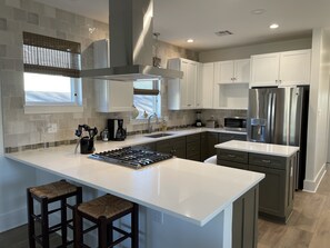 Fridge, microwave, oven, stovetop - SUPER COMFY & BEAUTIFUL  3/3 TOWNHOME -  BEST LOCATION!  HEART OF NOLA (New Orleans)