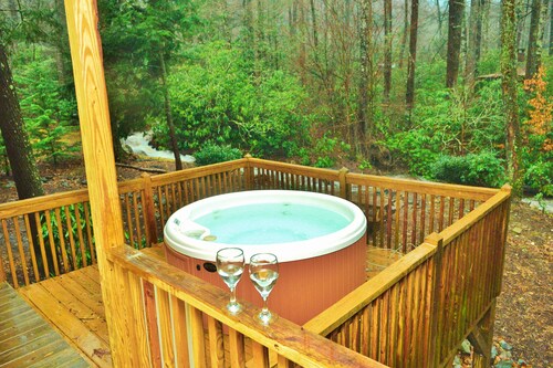 Creekside, Hot Tub, Playground, Firepit, Fireplace, WiFi, AC, EZ Access