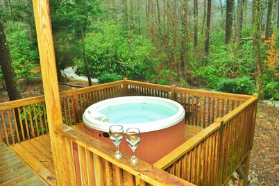 Creekside, Hot Tub, Playground, Firepit, Fireplace, WiFi, AC, EZ Access