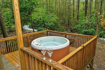 Creekside, Hot Tub, Playground, Firepit, Fireplace, WiFi, AC, EZ Access