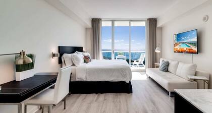 Ocean View Balcony. Pool & Hot tub. Fast Wi-Fi