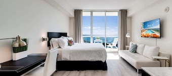 Ocean View Balcony. Pool & Hot tub. Fast Wi-Fi
