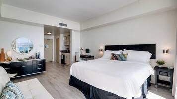 1 slaapkamer, een bureau, een strijkplank/strijkijzer, reisbedje