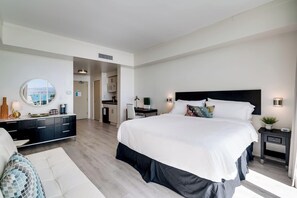 1 dormitorio, escritorio, tabla de planchar con plancha y cuna de viaje