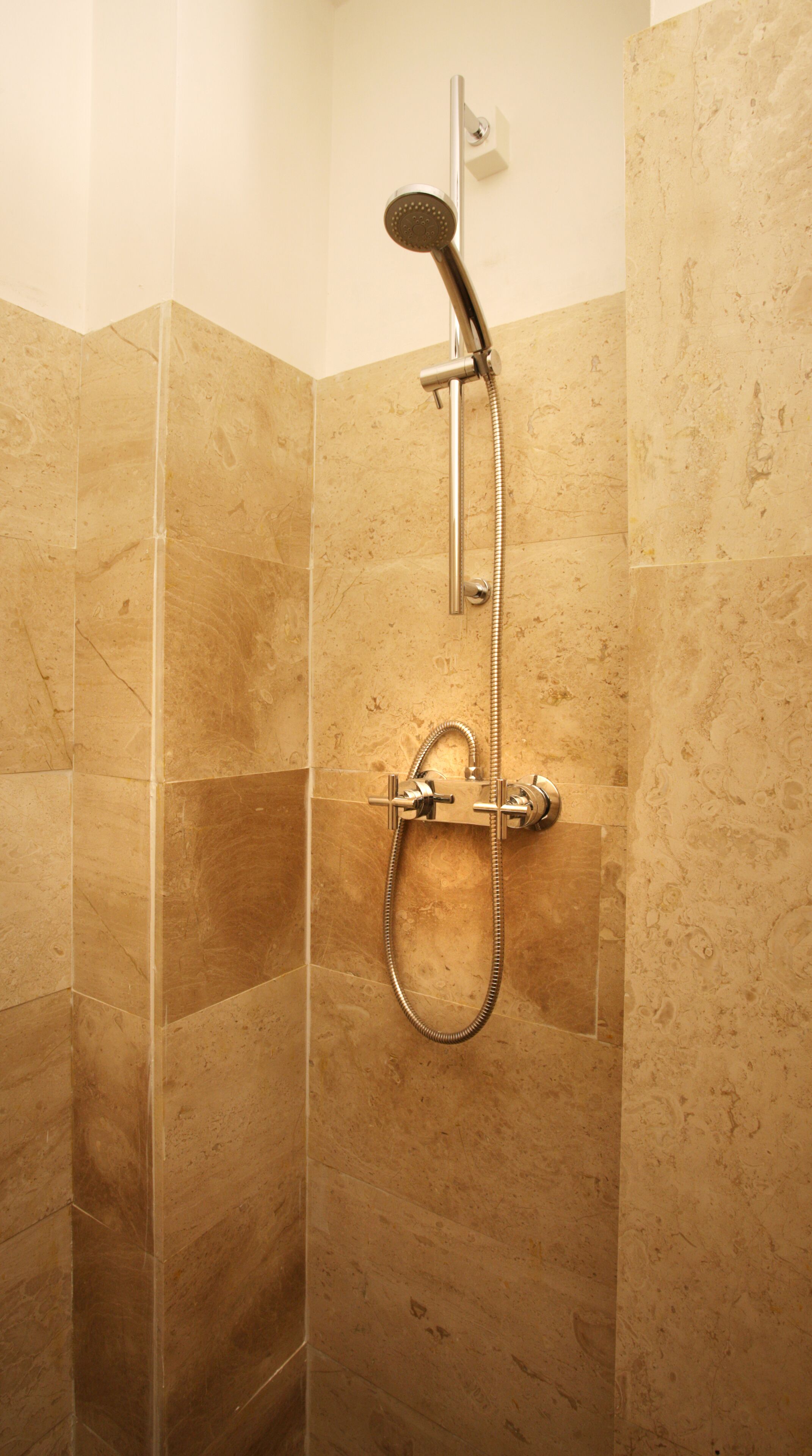 Een douche, een haardroger, handdoeken, zeep