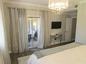 2 bedrooms, desk, iron/ironing board, travel crib - plush gated condo with heated pool, near westworld (Scottsdale)