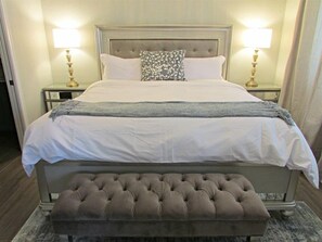 2 habitaciones, escritorio y tabla de planchar con plancha 