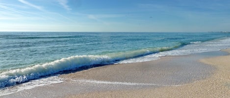 Plage, chaises longues, serviettes de plage