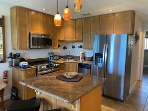 Fridge, microwave, oven, stovetop - Beautiful Treasure Island and Directly on Sunset Beach! Location, Location!!!!! (Treasure Island)