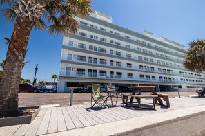 Outdoor dining - Beautiful Treasure Island and Directly on Sunset Beach! Location, Location!!!!! (Treasure Island)