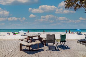 En la playa, camastros y toallas de playa 