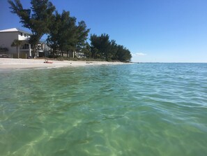 En la playa, camastros y toallas de playa 