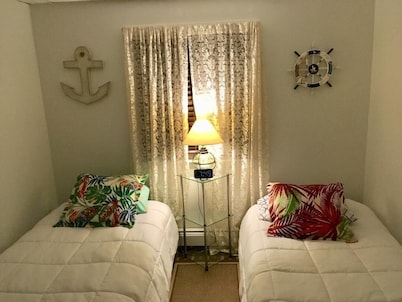 Waterfront Boston/Island views. Kayaks onsite. Spring/ Summer dates available!