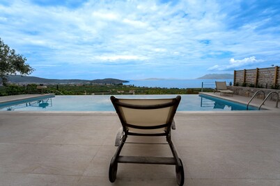Villa con piscina e impresionantes vistas al mar
