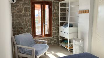 2 habitaciones, escritorio y tabla de planchar con plancha