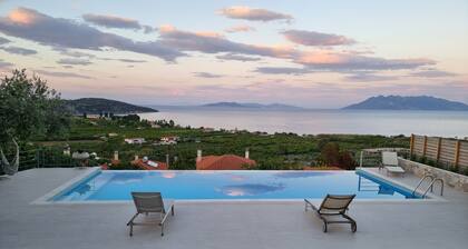 Villa with swimming pool and stunning sea view