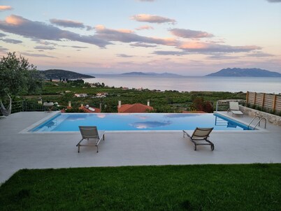 Villa with swimming pool and stunning sea view