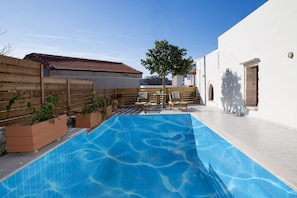 Piscine extérieure, cabanons gratuits, chaises longues