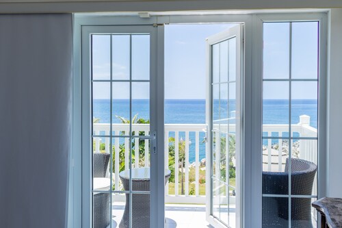Negril Ocean Front, Beach, Pool Free Wifi, A/C, Outdoor Kitchen,Dining,Hot Tub.