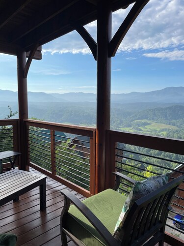 Couples Delight! Unobstructed Views of the Smoky Mountains National Park!