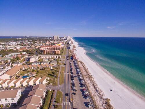 Gulf Views Unobstructed, Beach Across the Street, 2Bd2.5Bth, 2 Bikes,Pool Onsite