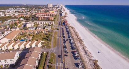 Gulf Views Unobstructed, Beach Across the Street, 2Bd2.5Bth, 2 Bikes,Pool Onsite