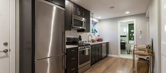 Modern/Stylish Studio in charming Fremont neighborhood