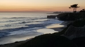 Perto da praia, espreguiçadeiras