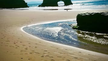 Ubicación cercana a la playa y tumbonas