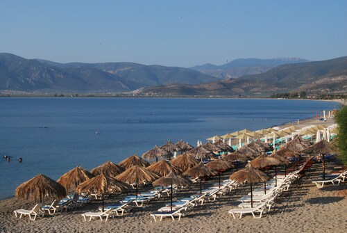 Houdis House - Independent Maisonettes In Peloponnes with pool