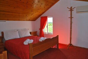 Tabla de planchar con plancha, wifi gratis, ropa de cama