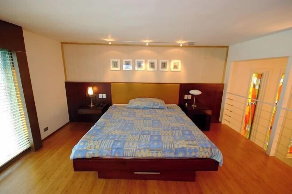 Minibar, caja de seguridad en la habitación y decoración personalizada