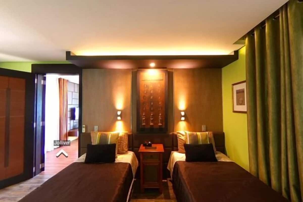 Minibar, caja de seguridad en la habitación y decoración personalizada
