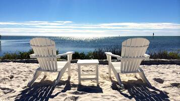 在海滩、沙滩椅、沙滩毛巾