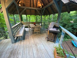 Outdoor dining - Falling waters beautiful mountain getaway (Maggie Valley)