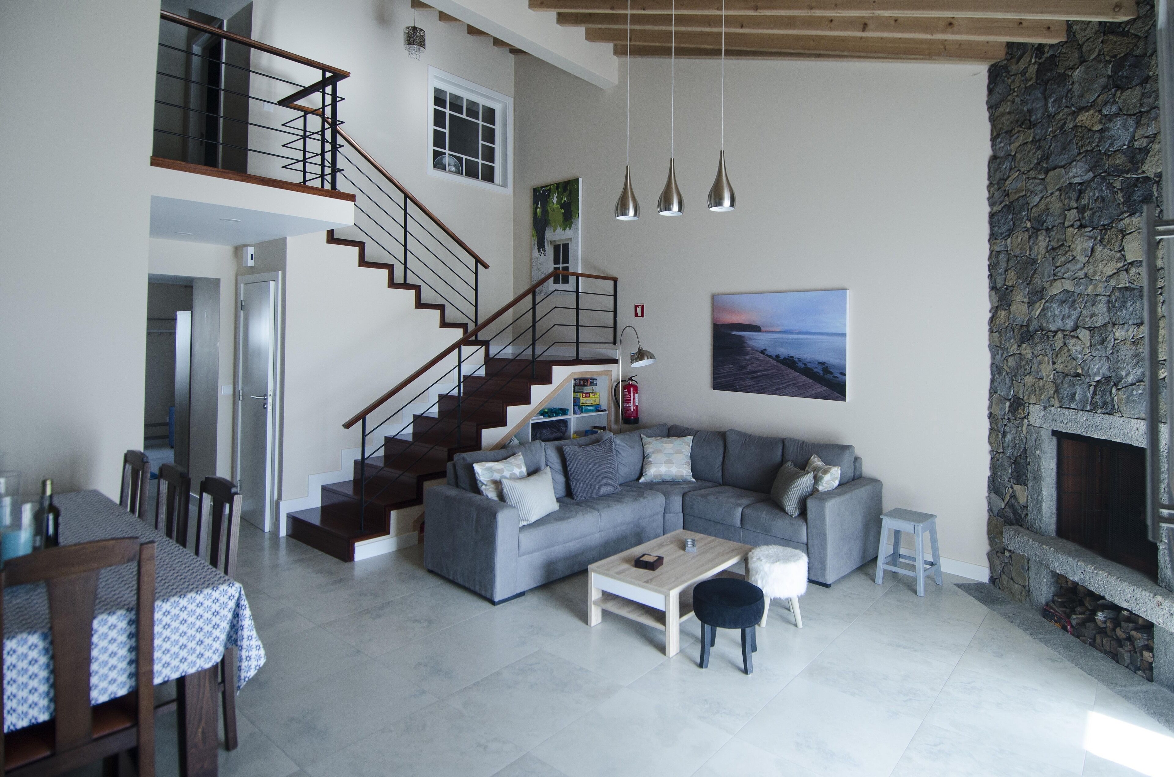 Televisión, chimenea, futbolito y estéreo 
