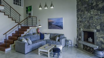 Televisión, chimenea, futbolito y estéreo