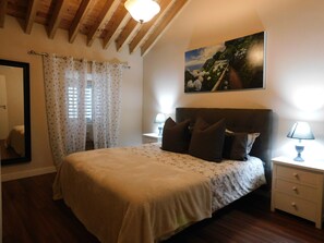 3 bedrooms, in-room safe, desk, iron/ironing board