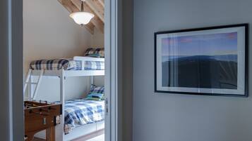 3 bedrooms, in-room safe, desk, iron/ironing board