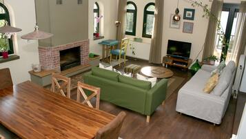 TV, fireplace, DVD player, books