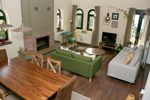 Una televisión, una chimenea, un reproductor de DVD, libros