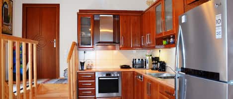 Refrigerador, microondas, horno y parrilla de estufa